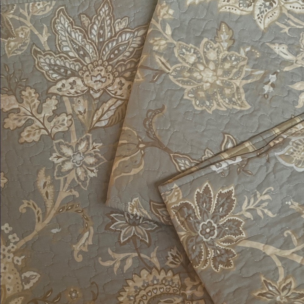 Floral Patterned Quilt Set